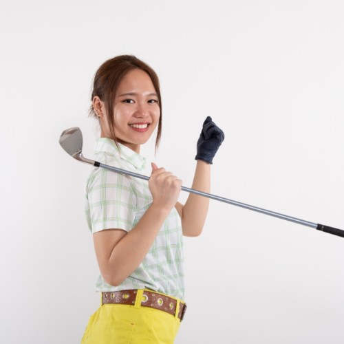 ゴルフクラブを持って笑顔の女性